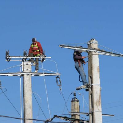 climber working on pillars for proelectric piatra neamt